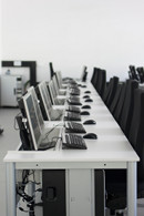 Bild des großen Computerraums, Blick auf Arbeitsplätze