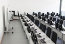 Bild des großen Computerraums, von vorne